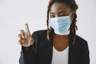 Distinguir gripe, COVID-19 e constipação