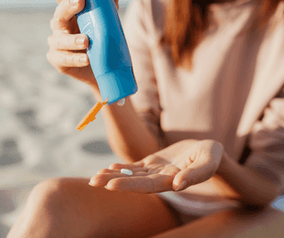 Como remover manchas de protetor solar da roupa